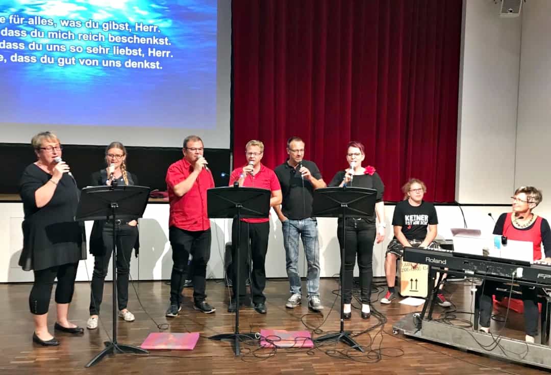 Mit modernen Liedern durch den Abendgottesdienst